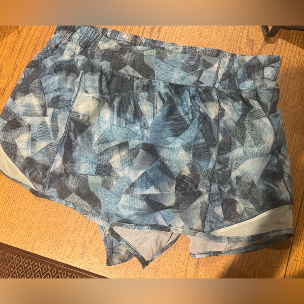 Lululemon Hotty hot four inch ten limited color worn twice